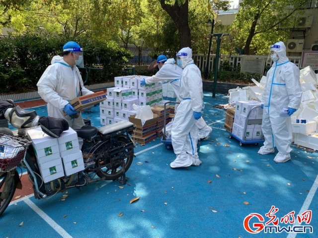 【图片故事】“守沪者联盟”丨探访上海抗疫一线:当“地下党李侠”成了“志愿者大白”