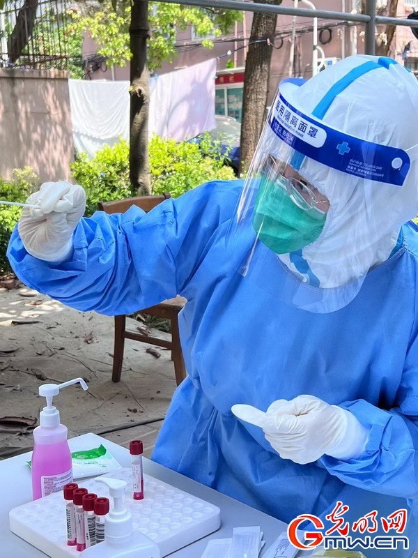 【图片故事】“守沪者联盟”丨探访上海抗疫一线:当“地下党李侠”成了“志愿者大白”