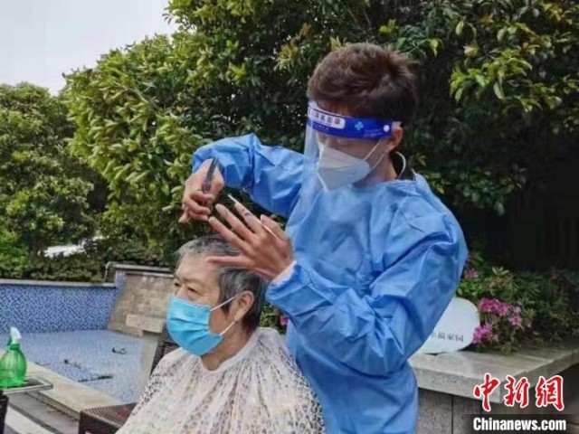 “00后”托尼老师变身志愿者为居民巧解“长发之困”