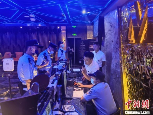 资料图:民警对重点场所开展检查。王亮 摄