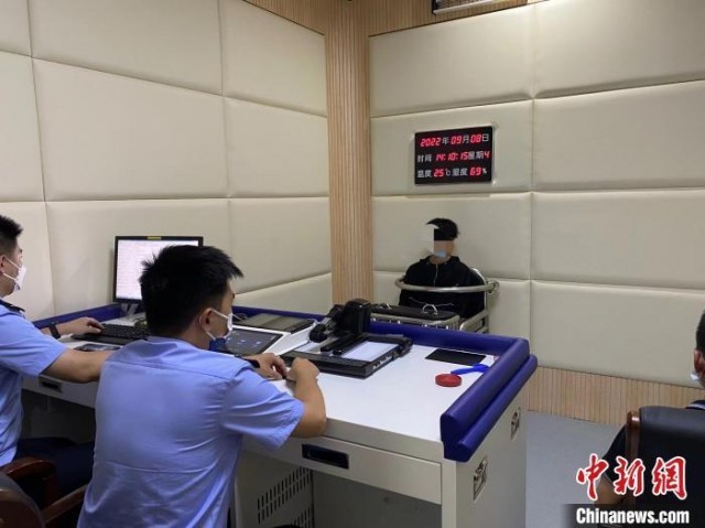 资料图:警方审讯犯罪嫌疑人 穆亚楠 摄