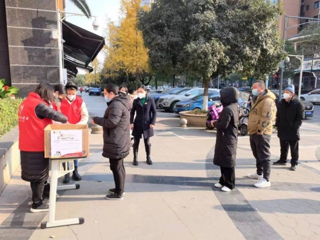 12��18�գ������򡰰���ҩ�䡱����ҩƷ���ܷ��߹�ͼ