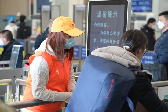 以青春之光守国门之安——记东兴边检站“1369青年志愿服务队”(图1)