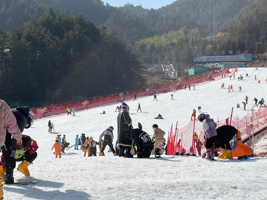 安徽潜山：“滑雪+民宿”让大别山的冬天“热”起来