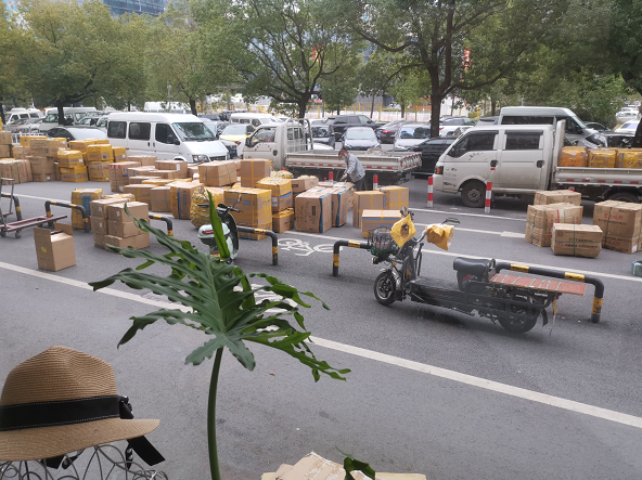 包装完毕待发货的纸箱 缪琦/摄