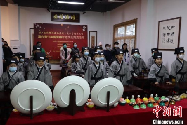 漳台青少年们认真聆听剪瓷雕历史文化背景。 福建省古厝文化研究会供图