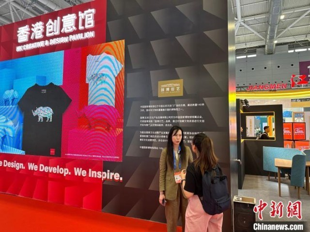 香港设计师与观展者交流。 方伟彬 摄