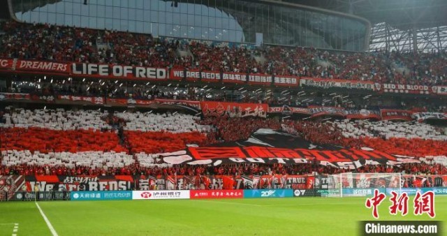 成都市民在成都凤凰山体育公园为心仪的球队热血助威。 涂新 摄