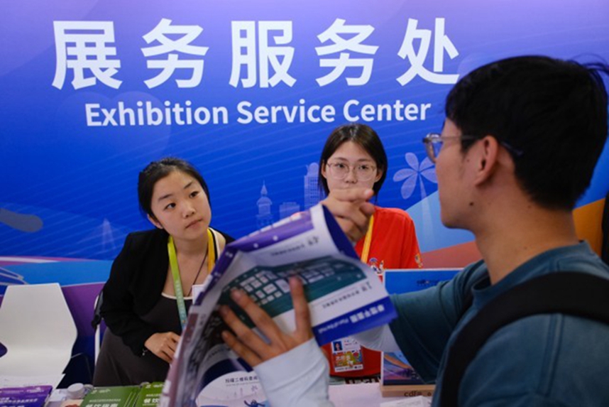 “小椰青”志愿者守护消博会.jpg