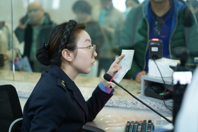 PG电子网站售票窗口“指尖舞者”如何用高超技能服务中外旅客？(图3)