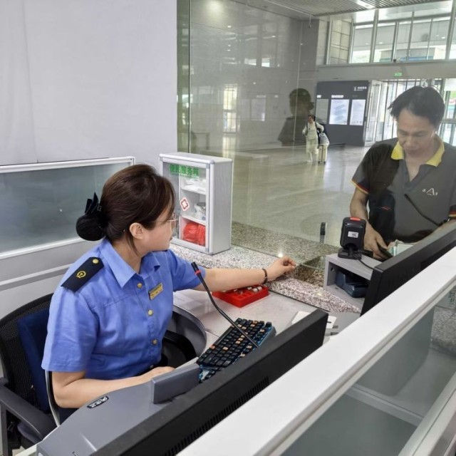 PG电子网站售票窗口“指尖舞者”如何用高超技能服务中外旅客？(图4)