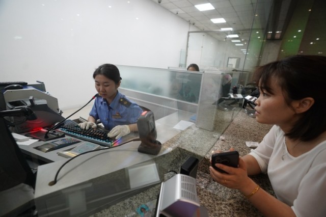 PG电子网站售票窗口“指尖舞者”如何用高超技能服务中外旅客？(图5)