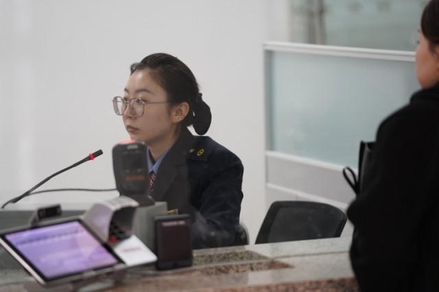 PG电子网站售票窗口“指尖舞者”如何用高超技能服务中外旅客？(图6)