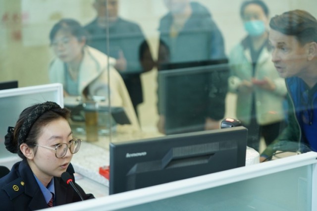 报效祖国 建功西部︱售票窗口“指尖舞者”如何用高超技能服务中外旅客?