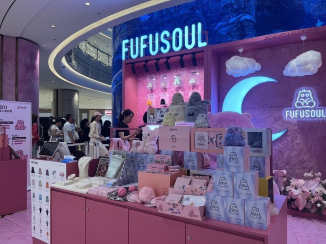 新华全媒+｜联名经济打开青年消费“新空间”(图1)