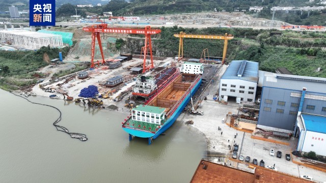 全球最大内河万吨级纯电动运输船下水