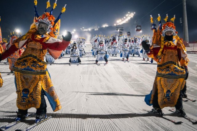 各大滑雪场陆续开板冰完美体育网站雪经济持续升温(图1)