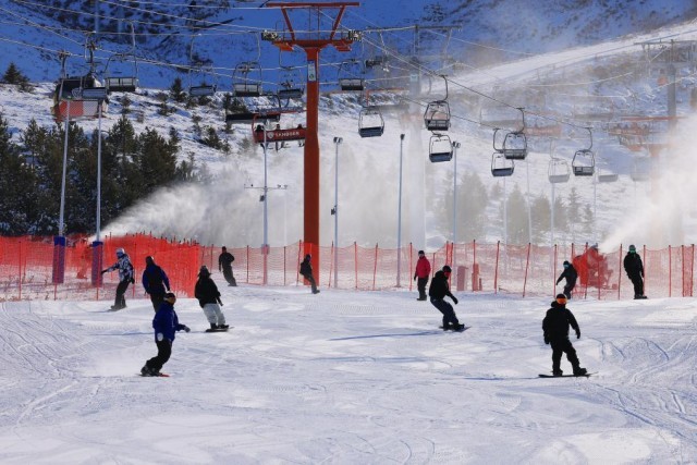 各大滑雪场陆续开板冰完美体育网站雪经济持续升温(图2)