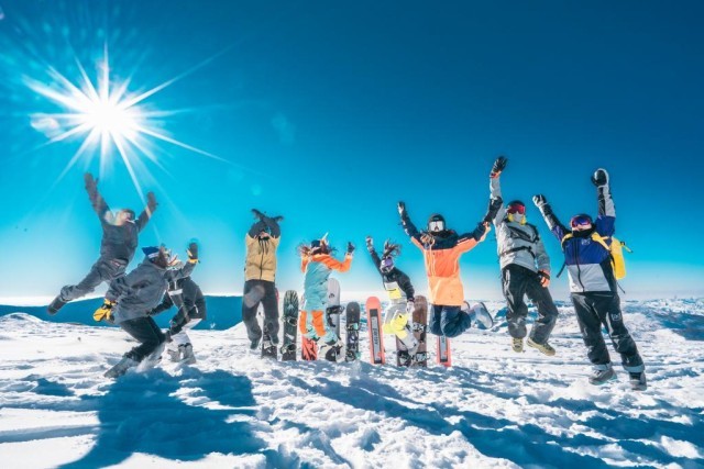 各大滑雪场陆续开板冰完美体育网站雪经济持续升温(图3)