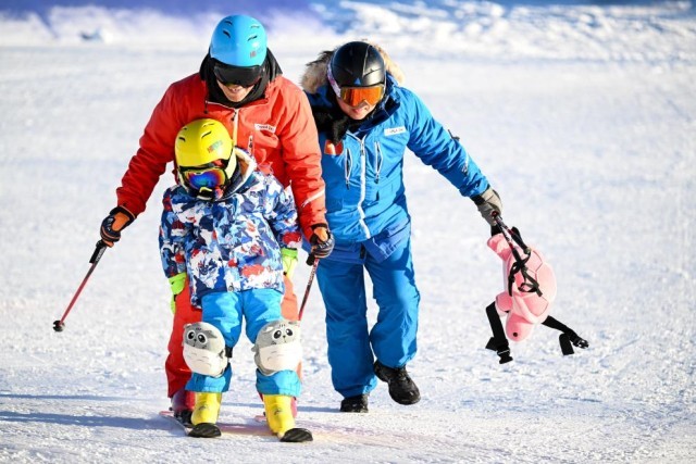 从“冷资源”到“热经济”：看2025冰雪产业万亿赛道“新热气”(图1)