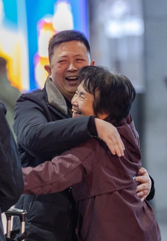 拥抱的力量_新闻频道_中国青年网(图1)