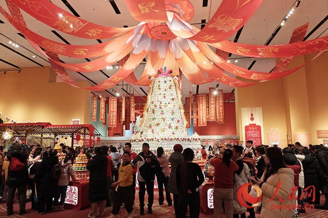 观众在中国非物质文化遗产馆参观展览。人民网记者 韦衍行摄