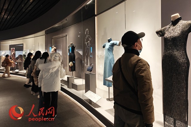 观众在上海博物馆参观展览。人民网记者 韦衍行摄