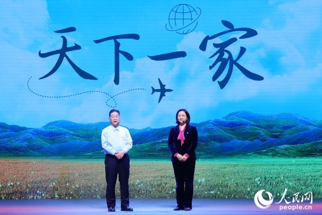 党的二十大代表、菌草技术发明人林占熺（左）与女儿林冬梅。人民网 焦艳摄