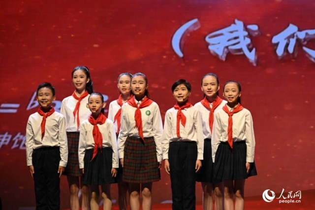 孩子们用“音乐思政课”的形式，演绎少先队队歌《我们是共产主义接班人》是如何诞生的。人民网 焦艳摄