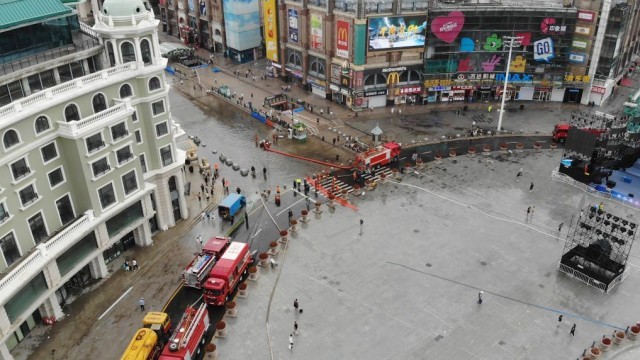 黑龙江多地暴雨消防救援人员紧急排涝除险