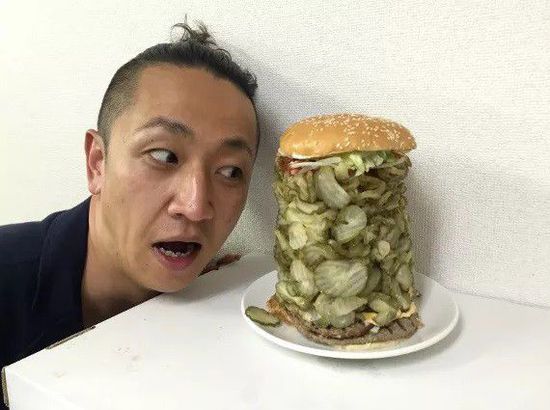 日本新型汉堡夹718片酸黄瓜 比人脸还长(图)