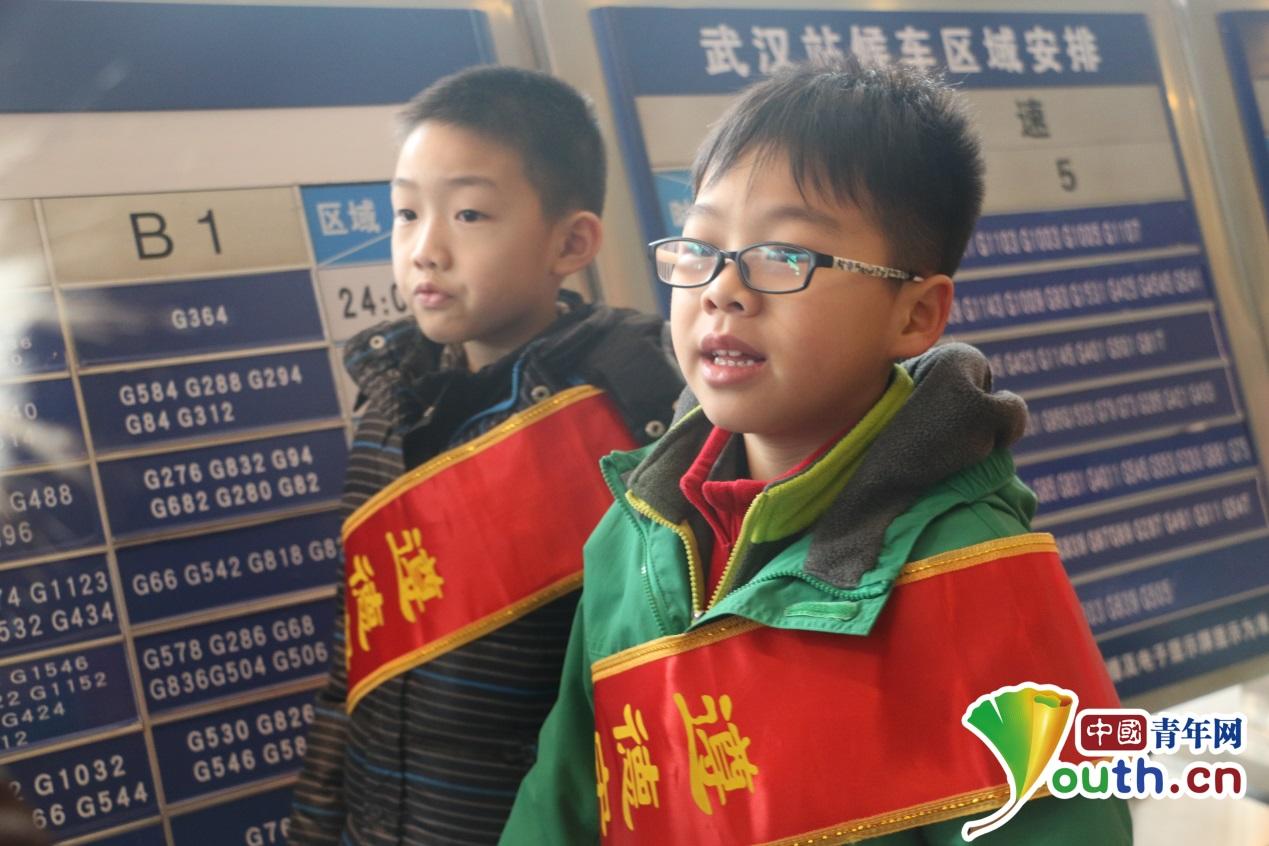 小小志愿者 在武汉站为春运 添份力 _新闻频道