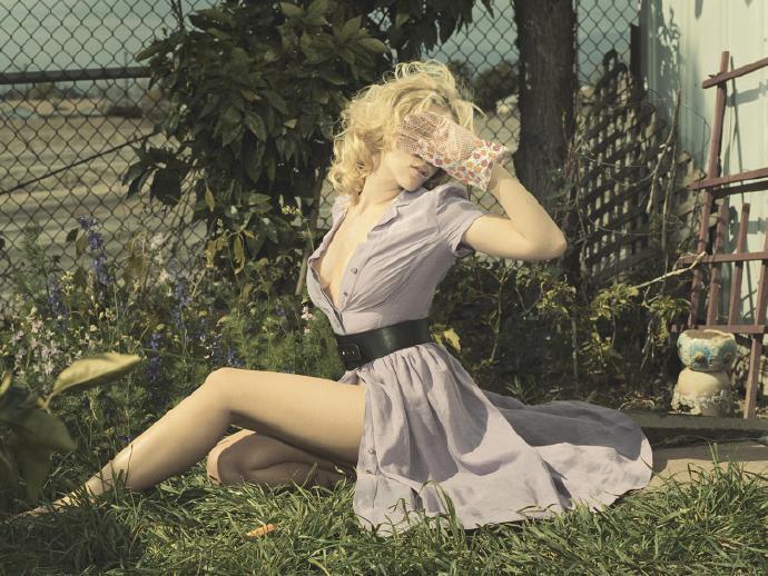 斯嘉丽·约翰逊旧写真 什么叫做居家的性感__中国青年网