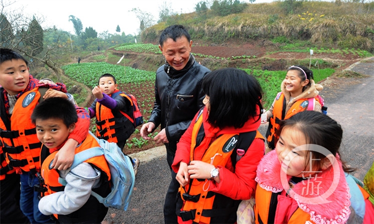 划船十年接送孩子 一所学校,更是一个家(组图) 划船十年接送孩子 一所学校,更是一个家(组图)