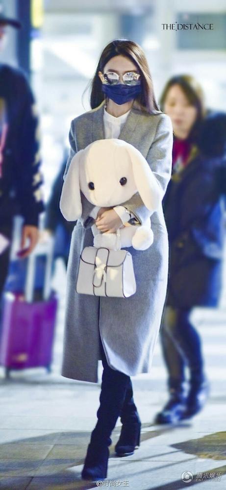 赵丽颖这么萌你知道么?机场怀抱兔子玩偶