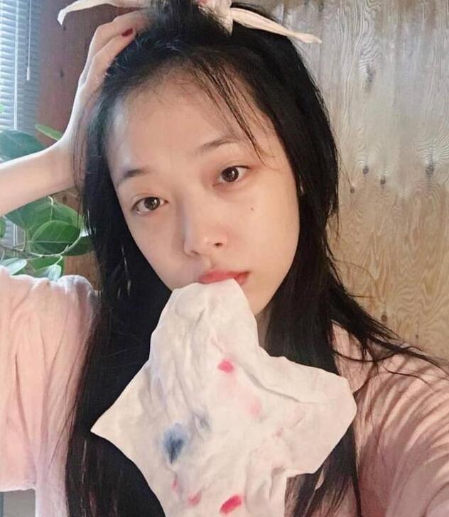 雪莉再晒家居照,她的无毛猫抢镜