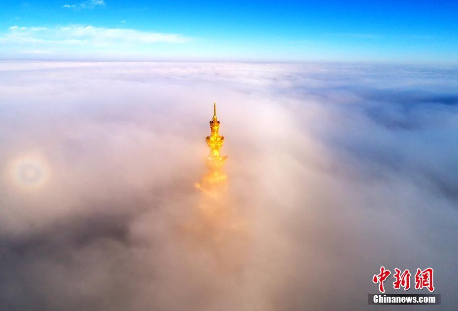 峨眉山金顶云雾缭绕 佛光再现美轮美奂