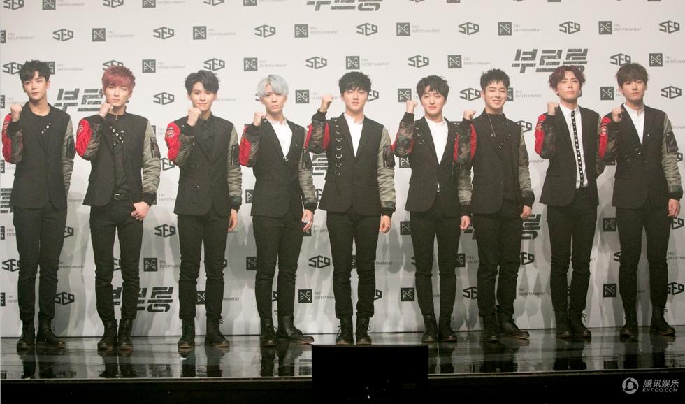 sf9携新专华丽回归showcase现场大玩刀群舞