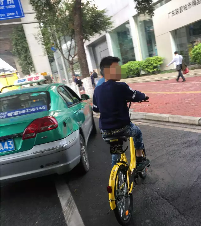12岁以下儿童骑共享单车横冲直撞 业内:锁的漏