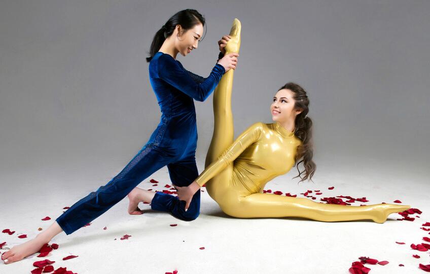 柔术姐妹花拍写真 诠释双美争艳