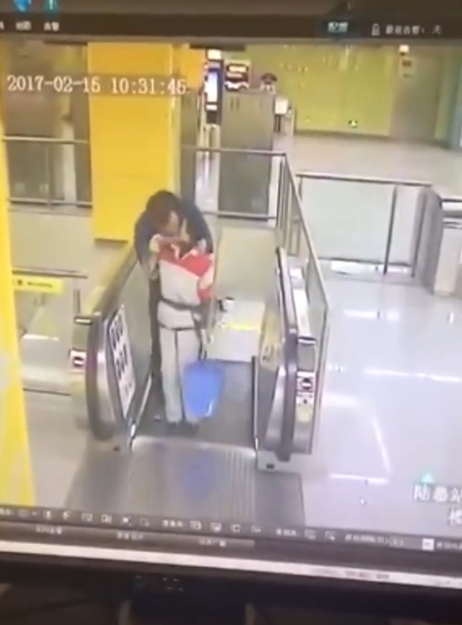 辣眼睛!男子在地铁站强吻保洁阿姨