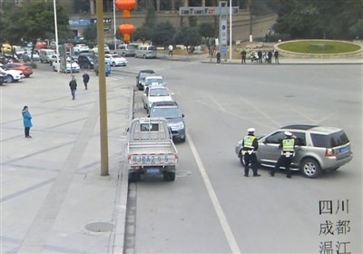 男子辟谷5天饿晕撞车 等红灯时突然昏厥并扒在了方向盘上