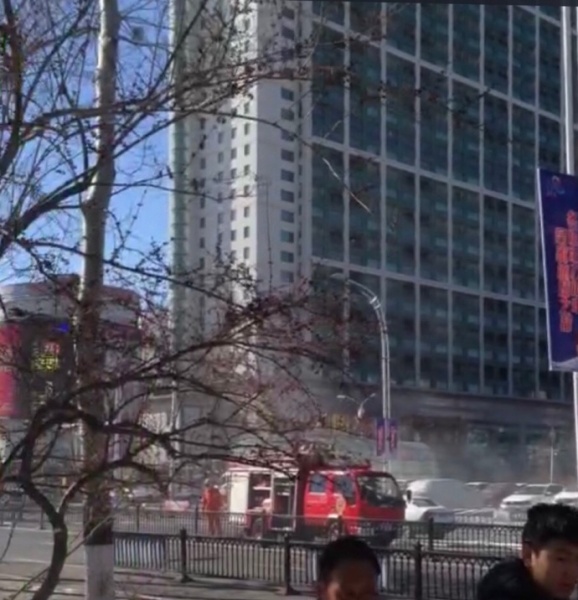 河北承德突发爆炸 路过的公交车体被炸受损原因还待调查