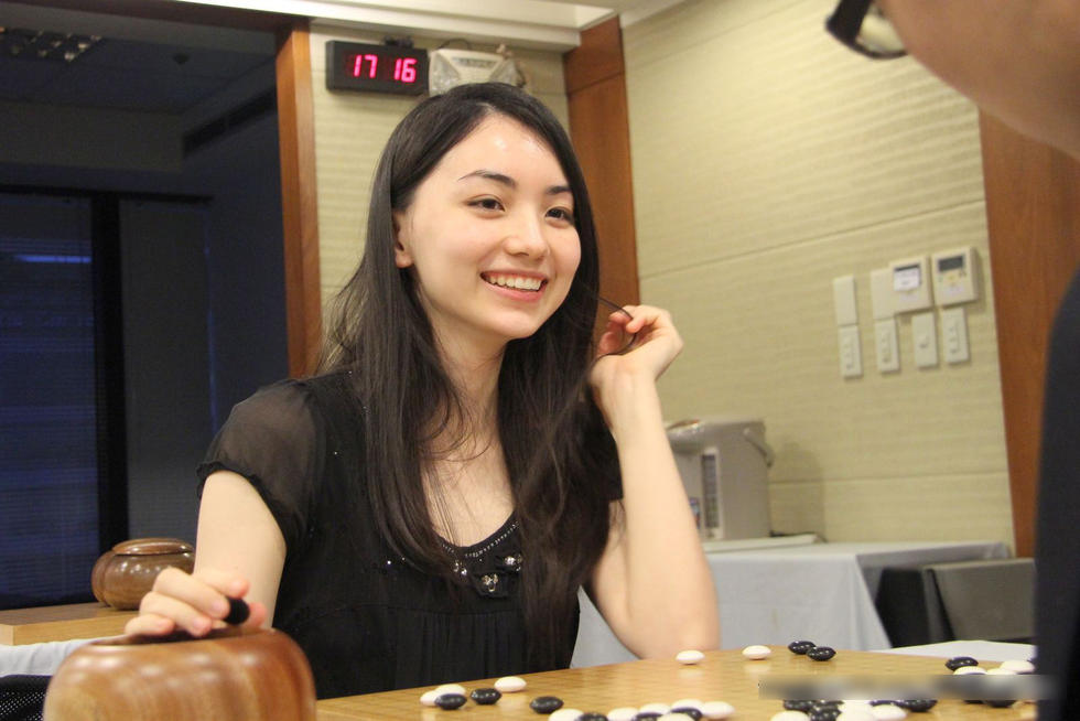 美女棋手黑嘉嘉进军演艺圈街头与粉丝同乐