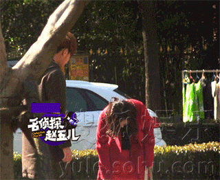 这一幕竟是杨幂撩裙子给黄子韬看自己的腿,难道是受伤了?