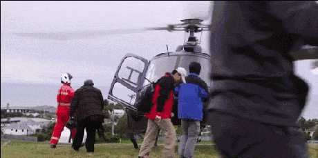 ▼中国领馆派来的直升机从天而降,将被困的125名中国游客全部接走