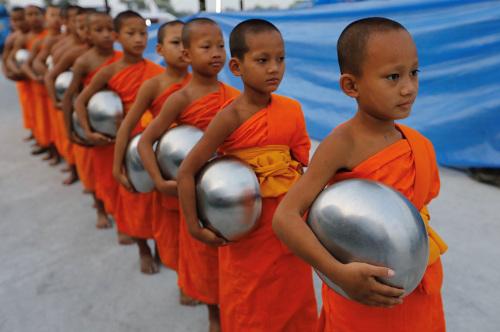 泰国小和尚去化缘:身披橙色僧衣 手托银色法钵