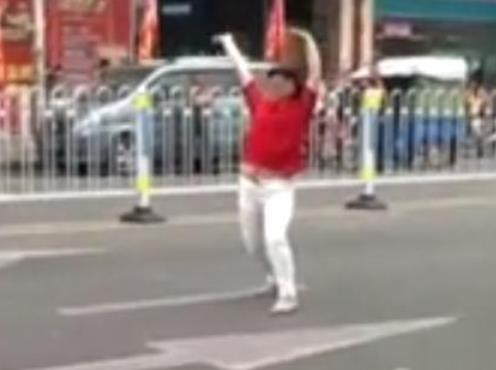 被骗一百当街掀衣 被骗一百当街掀衣