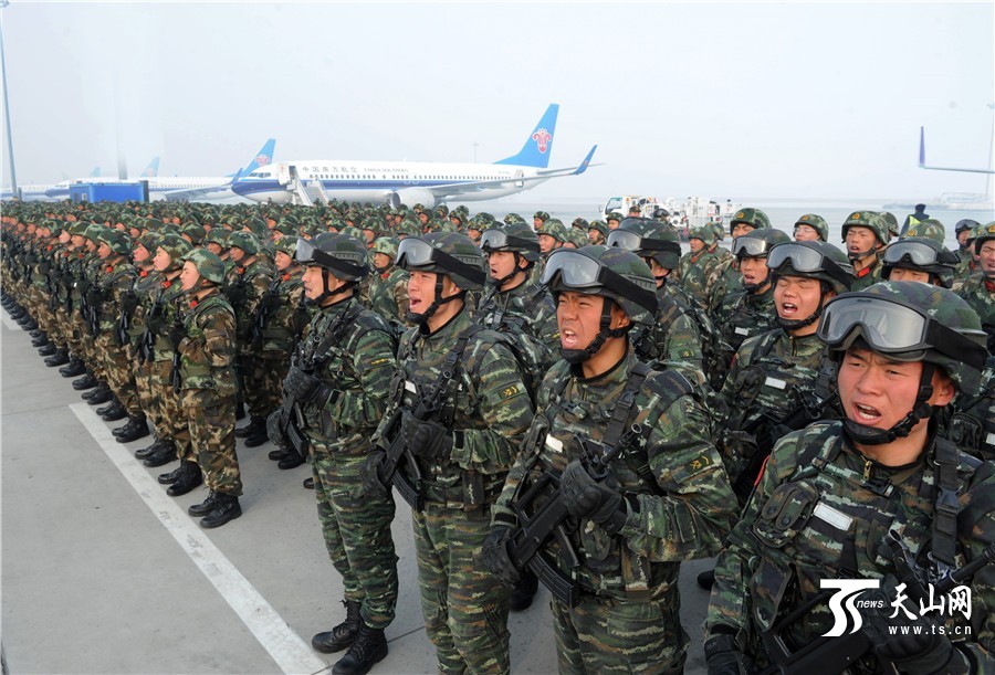 新疆举行反恐维稳誓师大会 场面震撼__中国青年网