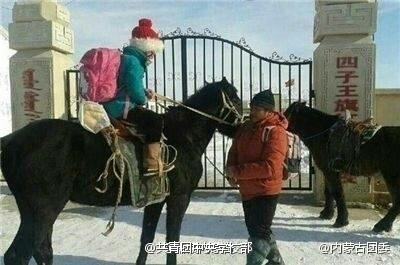 内蒙古开学日 学生穿袍子骑马上学【图】